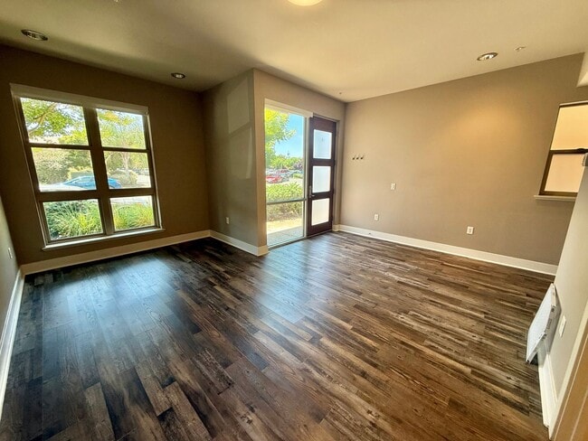 Building Photo - Bright and Open Del Rio Work Loft