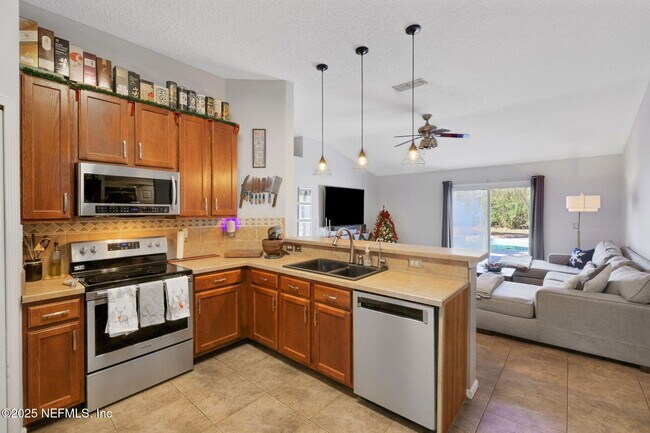 Building Photo - 1453 Lindseys Xing Dr