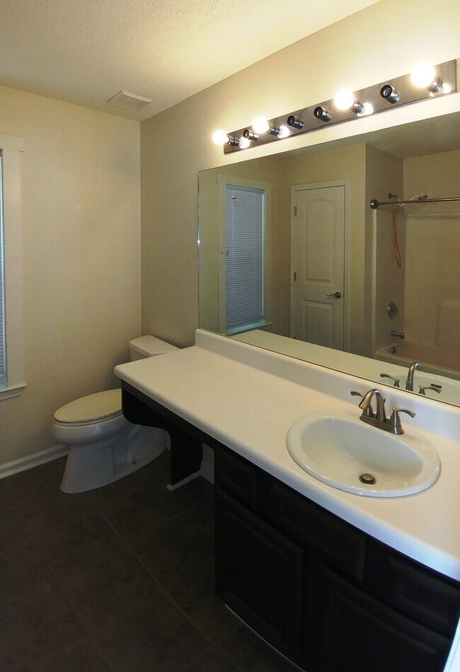 Building Photo - Available end of Julyl!! 4 Bedroom home in...