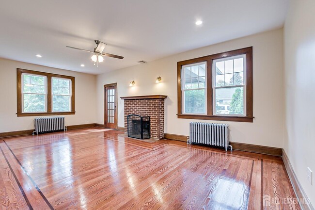 Building Photo - 338 Buckelew Ave