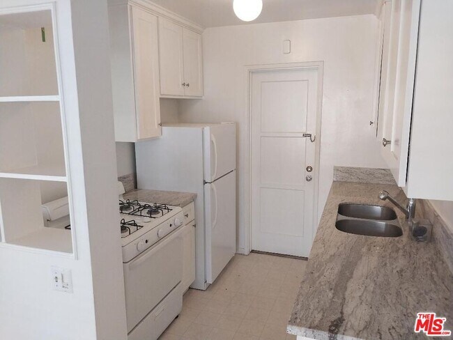 Building Photo - 8559 Holloway Dr