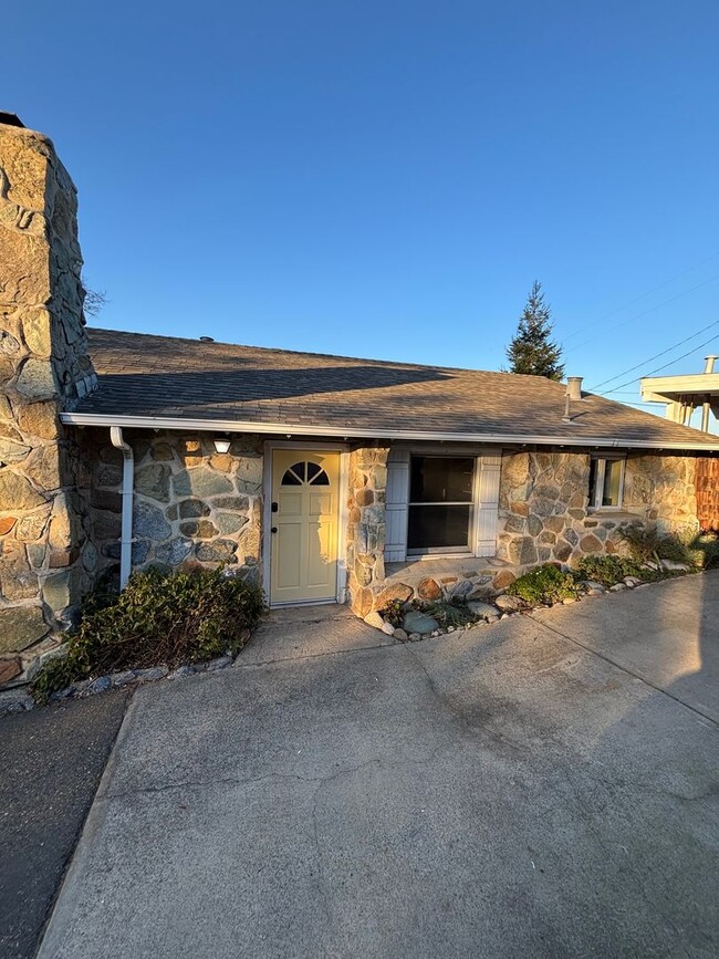 Building Photo - Charming Stone Cottage Available