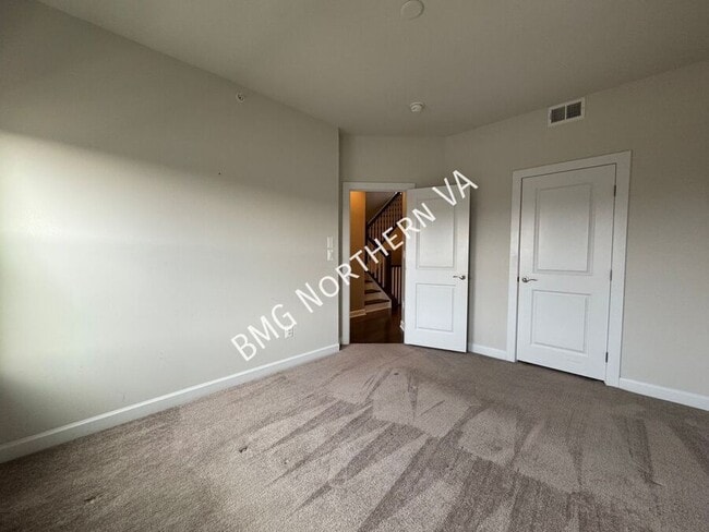 Building Photo - 43339 Stadium Ter