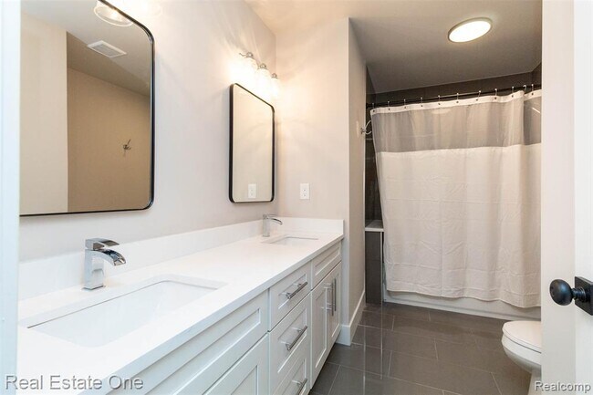 Building Photo - 5485 Hammersmith Dr