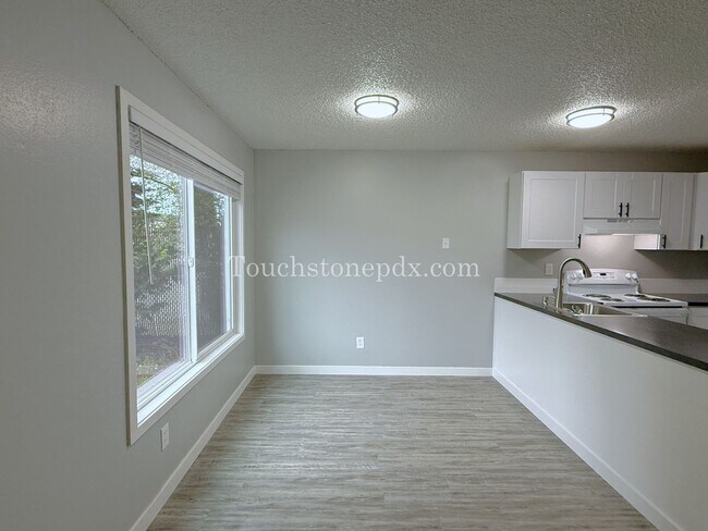 Building Photo - Newly Renovated 2-bedroom Apartment