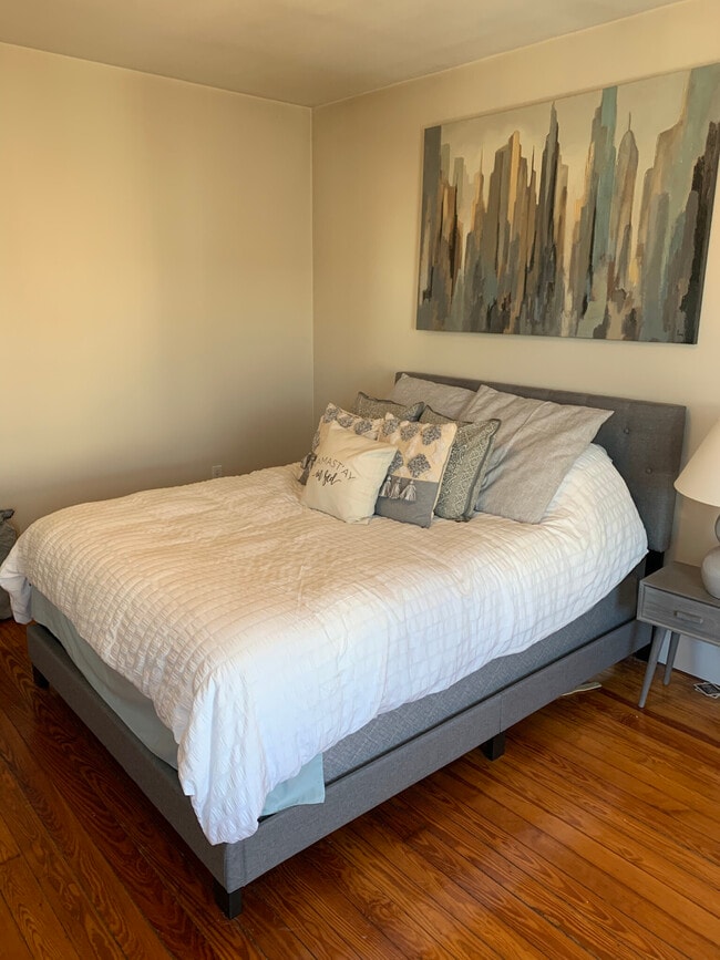 Building Photo - 212 L St