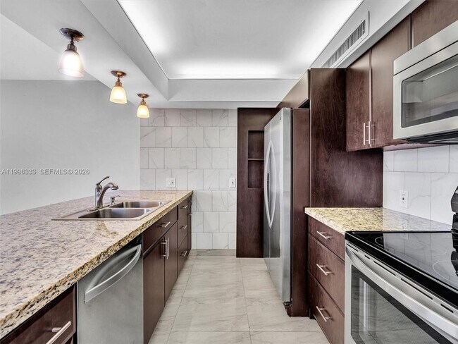 Building Photo - 20301 W Country Club Dr