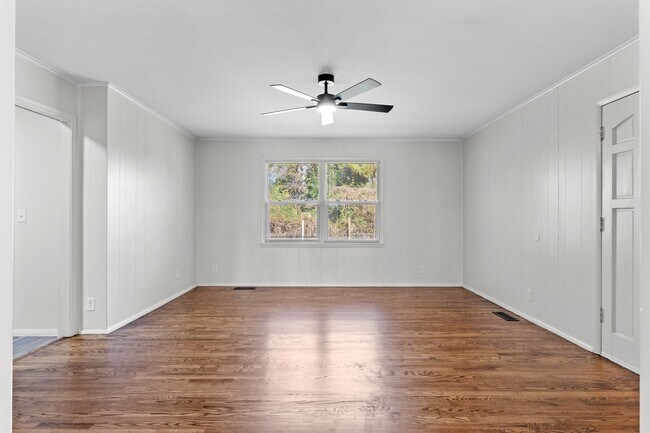 Building Photo - 3BR/1BA Home with W/D Hookups + Holiday Move-In Special $250 !!