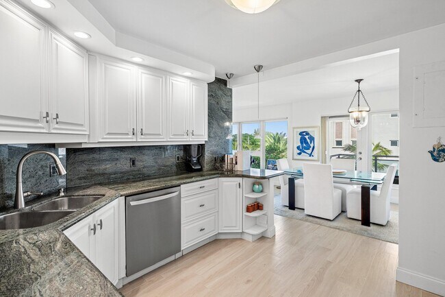 Building Photo - 2066 N Ocean Blvd