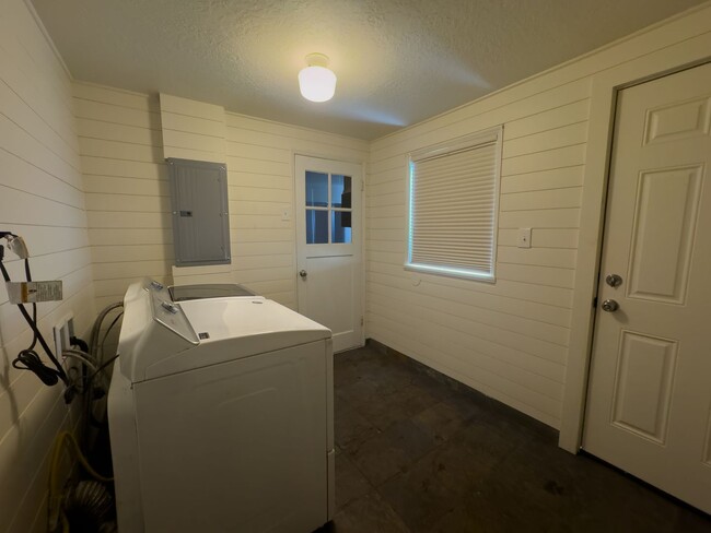 Building Photo - MOVE IN SPECIAL - Charming 2 Bed 1 Bath Home on Fenced Corner Lot in desired South Salem Neighbor...