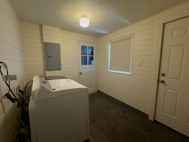 Building Photo - MOVE IN SPECIAL - Charming 2 Bed 1 Bath Home on Fenced Corner Lot in South Salem