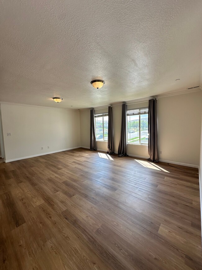 Building Photo - 3561-3585 E Rock Creek Rd