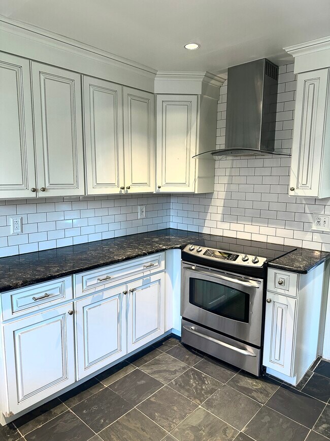 Building Photo - 3349 Kings Neck Dr