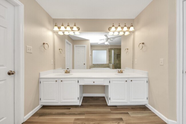 Building Photo - 1702 Park Ridge Dr