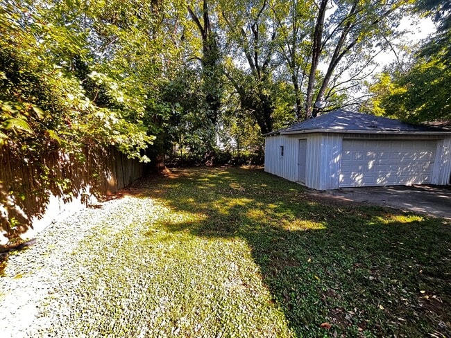 Building Photo - 2 Bedroom Home Dixie High Way