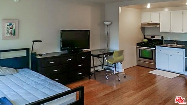 Building Photo - 800 W 1st St