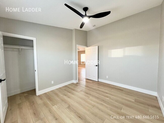 Building Photo - 1124 E Polk St