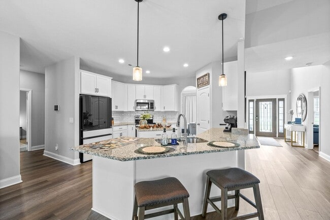 Building Photo - Modern 6-Bedroom Home with Open Layout & S...