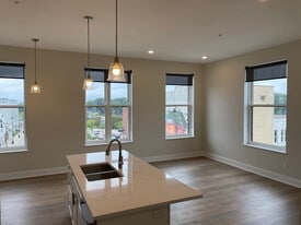 Building Photo - 253 Center St