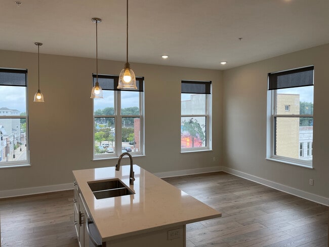 Building Photo - 253 Center St