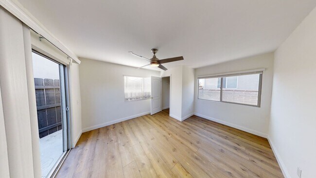 Building Photo - Remodeled! LARGE Living Room!