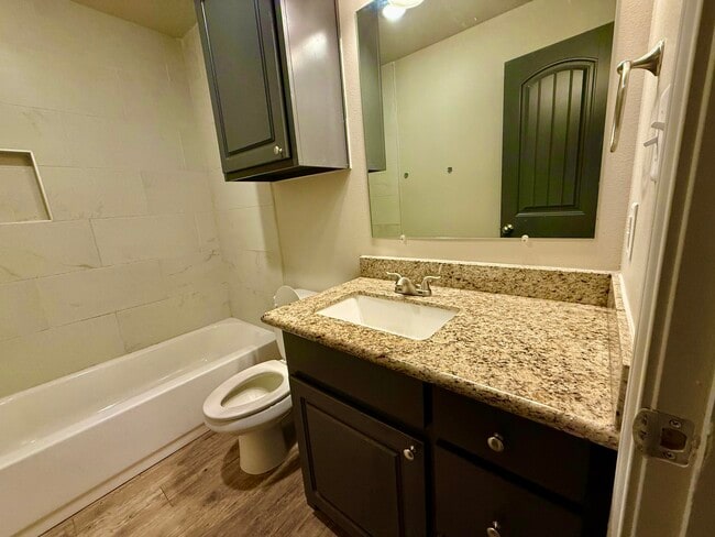 Building Photo - 909 Manchester Ct