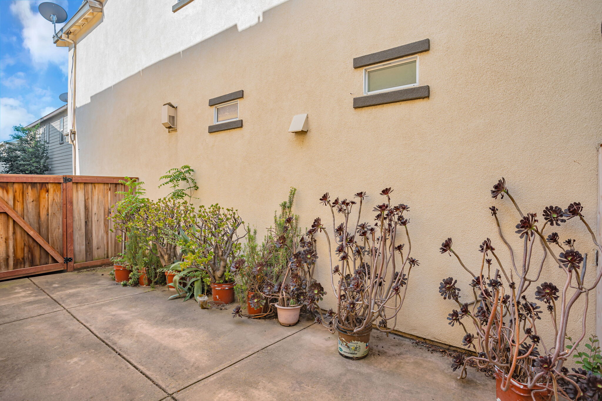 Building Photo - 1658 Glenmore Dr