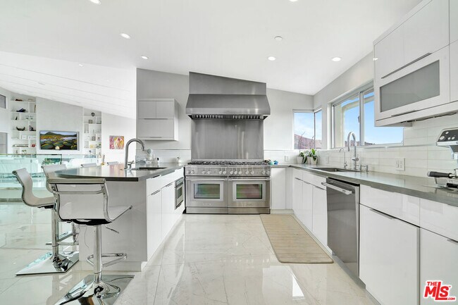 Building Photo - 28405 Via Acero St