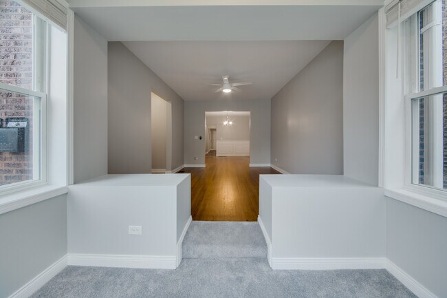 Building Photo - 5039 W Cullom Ave