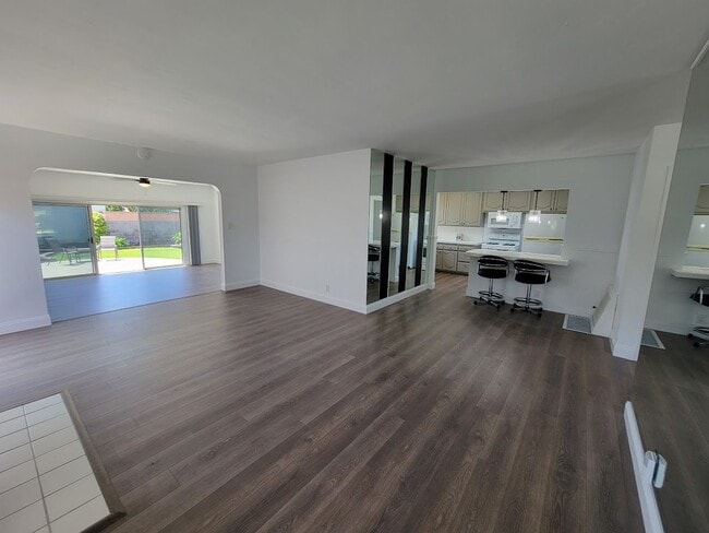 Building Photo - SPACIOUS 3BD/2BA WITH GARAGE, LAUNDRY AND ...