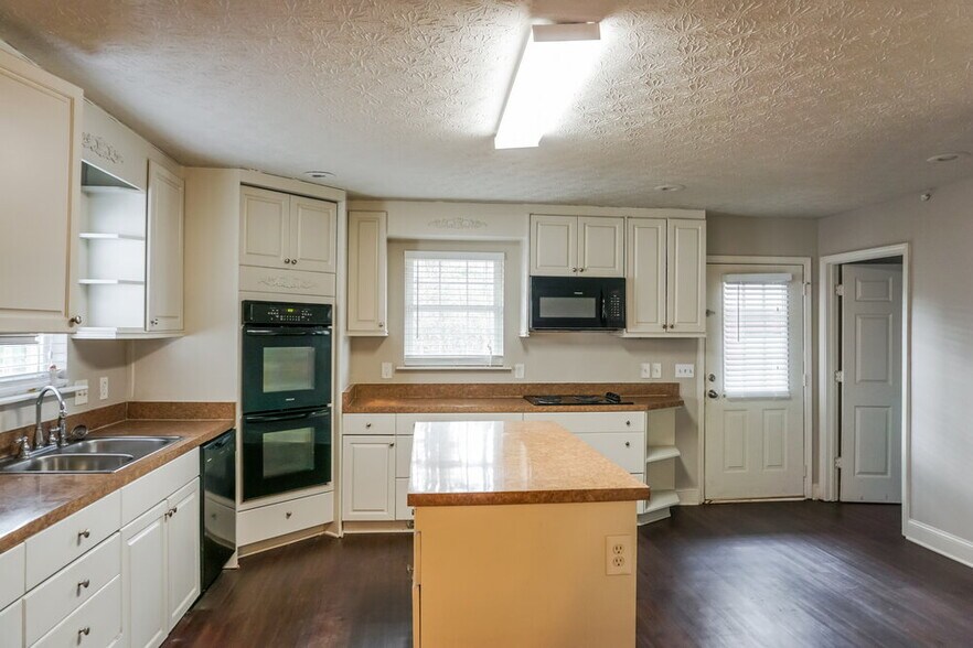 Building Photo - 2599 GA-85