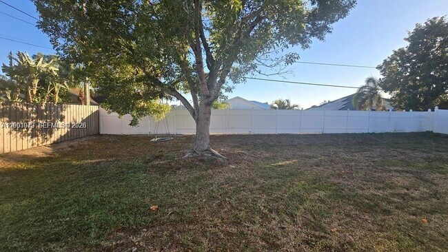 Building Photo - 1010 SW Dubuque Ave