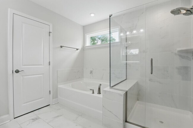 Building Photo - Spacious 5 Bedroom Home in Richmond Hill’s Waterways Community