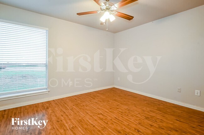Building Photo - 302 Shorewood Dr