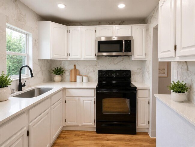 Building Photo - 821 S Solandra Dr