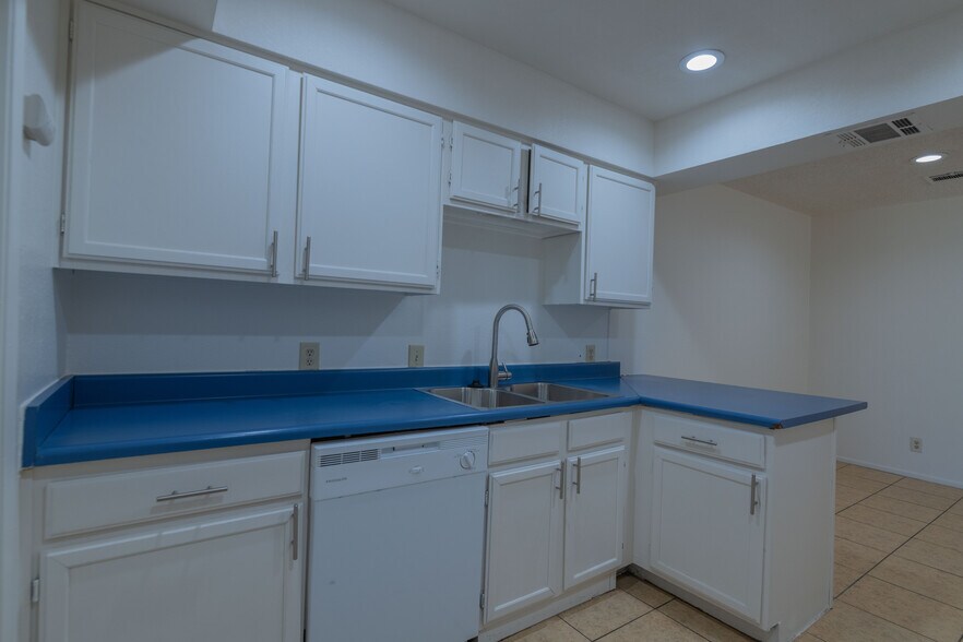 Building Photo - 33425 Wishing Well Trl