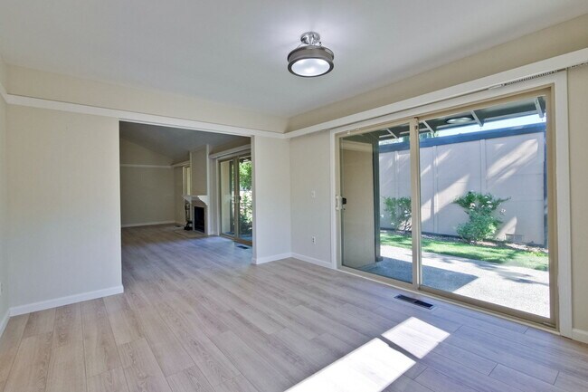 Building Photo - Single Story Townhome in Cherry Chase Neighborhood of Sunnyvale!