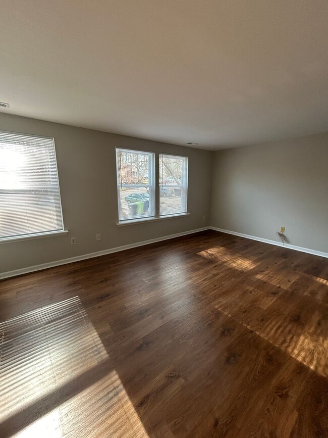 Building Photo - Spacious 3-Bedroom End-Unit Townhouse in P...