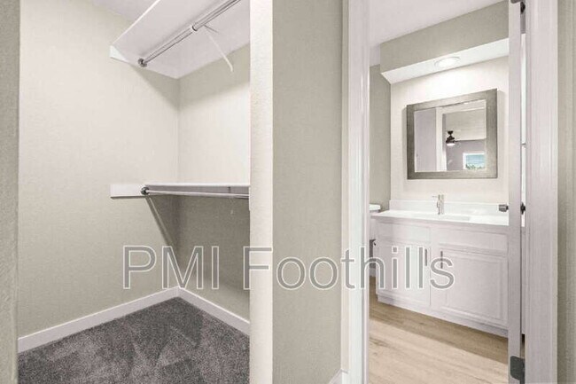 Building Photo - 206 S Holman Way