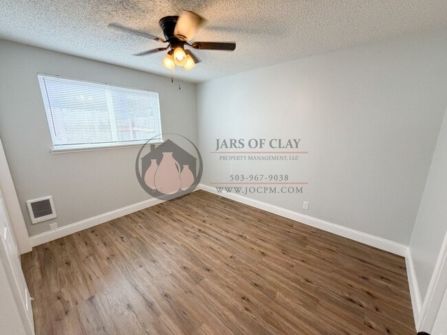 Building Photo - Single Level Duplex- Rent Ready