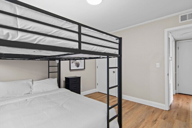 Building Photo - 2309 Cherry Hills Dr