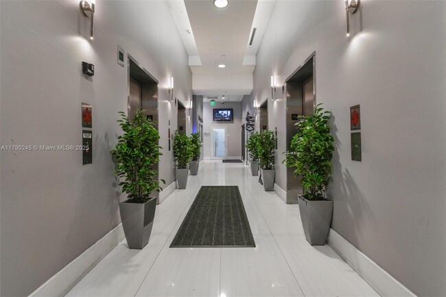 Building Photo - 1200 Brickell Bay Dr