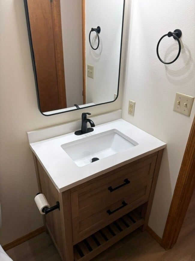 Building Photo - 2 Bedroom 1 Bathroom Condo