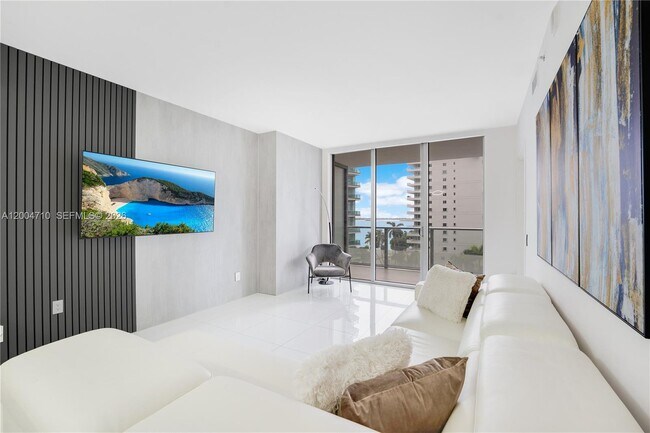 Building Photo - 1300 Brickell Bay Dr