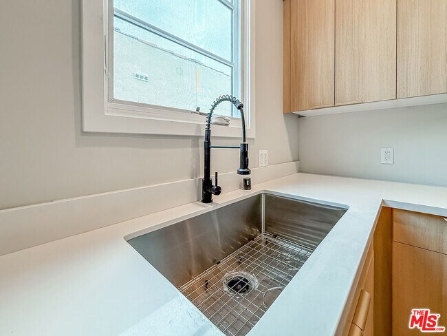 Building Photo - 150 N Arnaz Dr