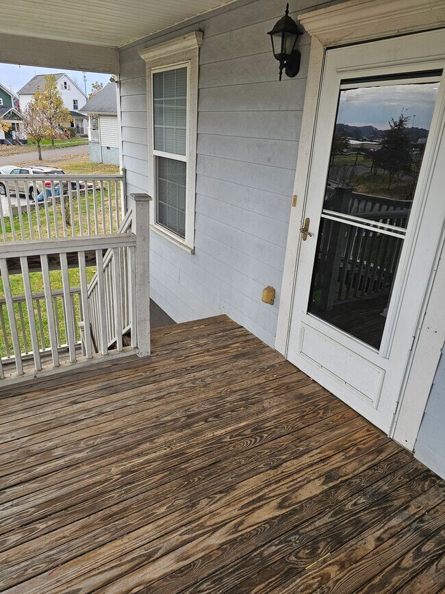 Building Photo - 1737 Moses Ave