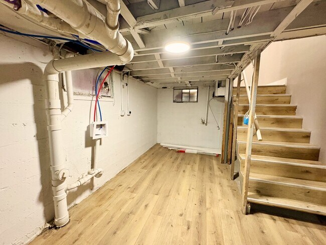 Building Photo - 2-4 Bedroom 1 Bathroom Home