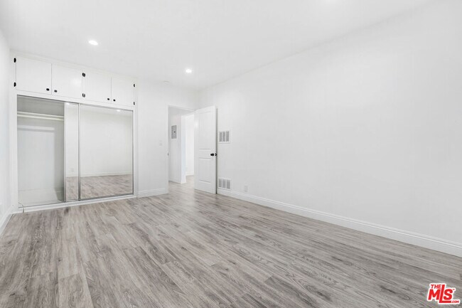 Building Photo - 317 S Kenmore Ave