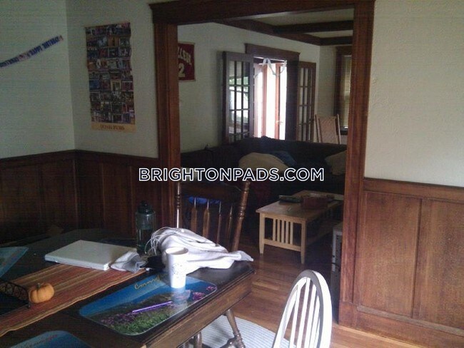 Building Photo - 12 Lake St