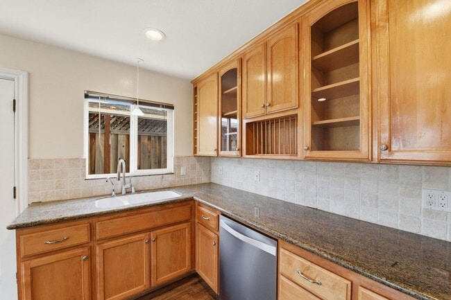 Building Photo - Sunning 3BD/3BA w/Bonus Room and Private Yard